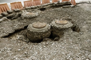 Sel ve ağır frosts ve şiddetli kar yağışı sonrasında. Kıştan sonra sel, nerede inşaat teknolojisi ihlal yol parçalarını yıkanıp su. Yol yıkanır ve sel suları tarafından zarar görmüş