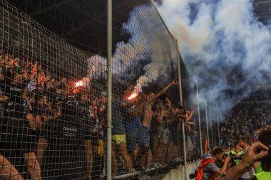 Odessa, Ukrayna 23 Temmuz 2018: Bir kalabalık futbol stadyumu. Ziyaret edenler stadyum standları dolu. Stadyumda futbol taraftarları. Taraftar standları sevinç, hafif ateş ve dalgalanan bayrak.