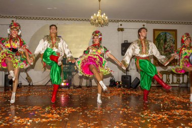 Odessa, Ukrayna - 4 Eylül 2015: Dans topluluğu parlak güzel elbiseli güzel seksi kız dans Ulusal Ukrayna ve Rus dans bir restoranda bir şölende.