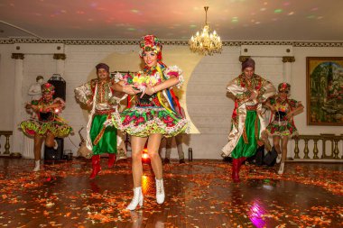 Odessa, Ukrayna - 4 Eylül 2015: Dans topluluğu parlak güzel elbiseli güzel seksi kız dans Ulusal Ukrayna ve Rus dans bir restoranda bir şölende.