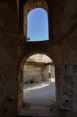 Mistik iç cephe terkedilmiş kalıntıları harap antik kale, binanın konak. Eski duvarlar, çöp ve çamur ile koridor mahvetti. Vandallar tarafından tahrip antik tarihi bina kalıntıları