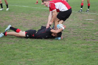 Odessa, Ukrayna - 29 Eylül 2018: Final Oyunları Şampiyonası Ukrayna'nın en güçlü takımları Rugby-7. Rugby topu alan üzerinde. Rugby topu için ağır mücadele sahip. Takım sporcular oyuncular sahada