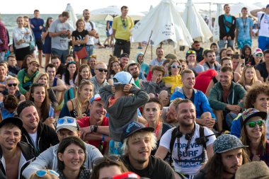 Odessa, Ukrayna -25 Ağustos 2017: büyük kalabalık, müzik sırasında rock konserinde hayranlarını gün boyunca. Seyirci kum Beach müzik ve spor festivali Z-Oyunlar sırasında