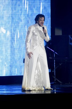 Odessa, Ukrayna, 17 Nisan 2012: Pop konser ikonik Rus şarkıcı Philip Kirkorov Odessa'daki. Ful ile parlak renkli ışık ve tiyatro gösterisi.