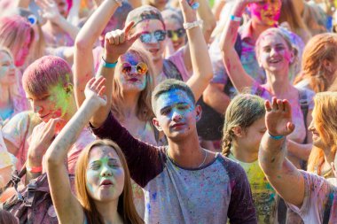 Odessa, Ukrayna - 5 Ağustos 2017: Gençler, bayanlar baylar bayram tatil sırasında renkli toz içine atma iyi eğlenceler. Festivali renkli boya. renkler aşk festival. Renk fest