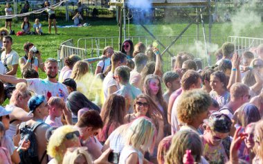 Odessa, Ukrayna - 5 Ağustos 2017: Gençler, bayanlar baylar bayram tatil sırasında renkli toz içine atma iyi eğlenceler. Festivali renkli boya. renkler aşk festival. Renk fest