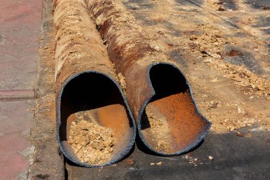 Eski büyük su boruları parçaları. Sonra uzun yıllar çalışma yok edilen metal boru yok edildi. Sebze çelik boru delik korozyon ile. Paslı metal boru. Seçici odak