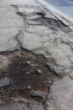 Bozuk yol çukurların ve noktalar, Ukrayna kırık asfalt kılıçla. Büyük delikli çok kötü asfalt yol. Korkunç teknoloji inşaat yollar. Çok sayıda tehlikeli hataları. Kötü yol. Yol onarım