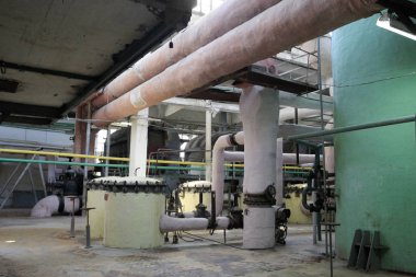 Odessa, Ukrayna - 25 Eylül 2012: şeker üretiminin eski fabrika. Sanayi üretimi geçen yüzyılın kârsız eskimiş teknolojiler için pancar şekeri. Paslı yıpranmış ekipman.