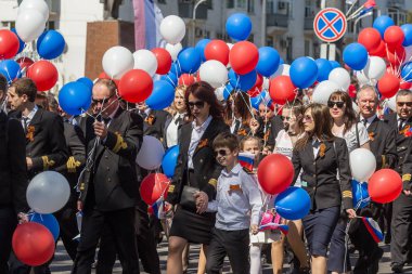 Novorossiysk, Rusya - 1 Mayıs 2018: Mayıs günü gösteri. Barış! İş! Mayıs! İnsanlar ile tatil geçit töreni sırasında Bayrak İşçi Bayramı kutlamak. 1 Mayıs günü tüm çalışan insanlar. Koloni içinde yürüyen insanlar