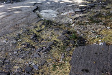 Bozuk asfalt yol çukurların, eski taş yol, kaldırım taşı, kaldırım taşı döşeli. Kötü yol tehlikelidir. Yaya yolu üzerindeki kırık parke döşeme