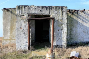 Dünya Savaşı'nın eski sur. Angara, sığınağın, nokta - makinelinin ve raporlama sistemi - hendek ve siperler bir şekilde döşenmiş beton. Yılan Adası, Ukrayna