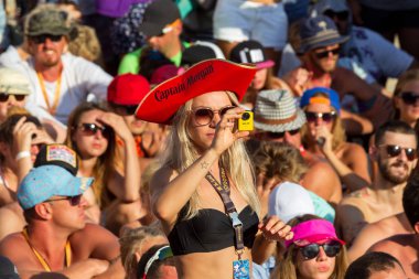 Odessa, Ukrayna -25 Ağustos 2017: büyük kalabalık, müzik sırasında rock konserinde hayranlarını gün boyunca. Seyirci kum Beach müzik ve spor festivali Z-Oyunlar sırasında