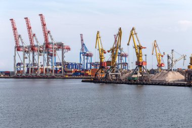 Odessa, Ukrayna - 6 Ekim 2015: Konteyner Vinç konteyner terminal kargo limanında, kargo vinçler olmadan işe bir boş bağlantı noktası limanda. Kriz. Öndeğer olarak devletin tüm ekonomi felç