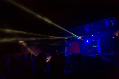 Odessa, Ukrayna - 5 Ağustos 2017: gösteri ışıklar. Lazer gösterisi. Gece kulübünde dj partileri müzik, ses parlak ışık ile dans kullanın. Club gece ışık dj parti kulübü. Duman ve ışıklar ile araba