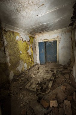 Terk edilmiş bir harabe binada bir antik 18. yy binası mistik iç, kalıntıları. Eski duvarlar, çöp ve çamur ile koridor mahvetti. Kalıp, alçı dekorasyon, kısma yok