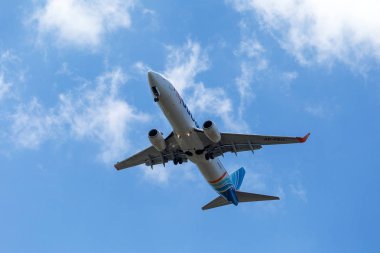 Odessa, Ukrayna - 2017 yaklaşık: büyük yolcu uçağı havada serbest iniş takımı ile yeni uluslararası havaalanına Odessa iniyor. Uçak havada mavi gökyüzünde