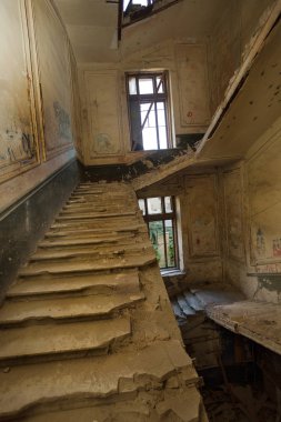 Terk edilmiş bir harabe binada bir antik 18. yy binası mistik iç, kalıntıları. Eski duvarlar, çöp ve çamur ile koridor mahvetti. Kalıp, alçı dekorasyon, kısma yok