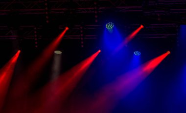 Sahne ışıkları. Arka planda göstermek. Işık karanlıkta. Tiyatro iç projektör ile aydınlatılır. Sahne ışıkları ve duman sahneleri konser sırasında. Lazer şovu tiyatro sahnesinde
