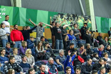Odessa, Ukrayna - 25 Aralık 2015: Basketbol takımı ve tribünlerde seyirci hayranları onların takım sırasında yoğun bir derby duygusal destek. Stadyum. Basketbol kulübü
