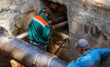 Odessa, Ukrayna - 2017 yaklaşık: Onarım şehir su kaynaklarının. Eski paslı metal borular plastik borular üzerinde değiştirme. Yeni modern teknolojiler kentsel mühendislik ağlar. Şehir su boru hattı
