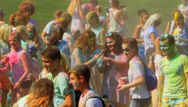 Odessa, Ukrayna - 5 Ağustos 2017: Gençler, bayanlar baylar bayram tatil sırasında renkli toz içine atma iyi eğlenceler. Festivali renkli boya. renkler aşk festival. Renk fest
