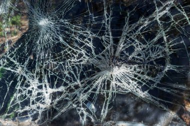 Kırık araba bir kaza sonrası. Araba cam kırıkları. Araba çarpışma sonra kırık ön cam. Soyguncular cam kırdı. Kırık camlar ile terk edilmiş yağma araba. Araba ile suç