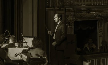 Odessa, Ukrayna 14 Ağustos 2018: Müzikal gösterisi, iletken Vitaliy Kovalchuk çeşitli Senfoni Orkestrası sahne tiyatro. Orkestra Enstrümanları müzisyenler sahne tiyatro sahne,