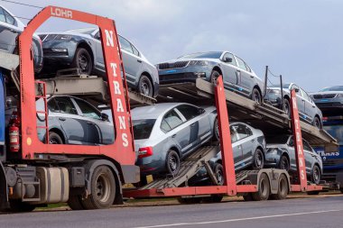 Odessa, Ukrayna 1 Eylül 2017: Araba taşıyıcıları arabaya taşımak. Özel kamyonlar arabayla taşımacılığı. Çok katmanlı ulaşım araçları için özel römork. Arabalar römork taşıma
