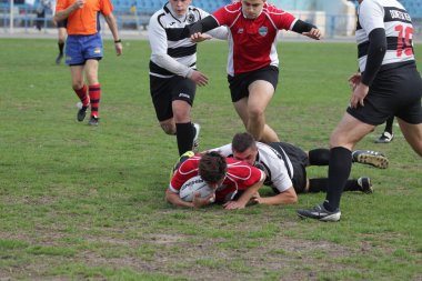 Odessa, Ukrayna - 29 Eylül 2018: Final Oyunları Şampiyonası Ukrayna'nın en güçlü takımları Rugby-7. Rugby topu alan üzerinde. Rugby topu için ağır mücadele sahip. Takım sporcular oyuncular sahada