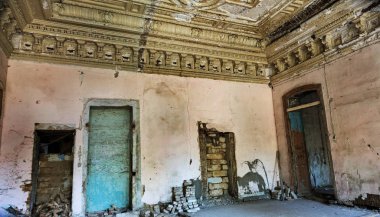 Terk edilmiş bir harabe binada bir antik 18. yy binası mistik iç, kalıntıları. Eski duvarlar, çöp ve çamur ile koridor mahvetti. Kalıp, alçı dekorasyon, kısma yok