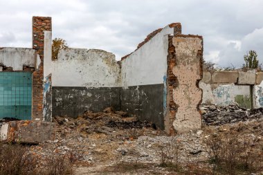 Eski endüstriyel fabrika binaları kalıntıları ile manzara. Moloz ile terk edilmiş bir fabrika iç yağma ve atık. Ukrayna ekonominin çöküşü. Odessa