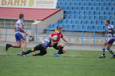 Odessa, Ukrayna - 29 Eylül 2018: Final Oyunları Şampiyonası Ukrayna'nın en güçlü takımları Rugby-7. Rugby topu alan üzerinde. Rugby topu için ağır mücadele sahip. Takım sporcular oyuncular sahada