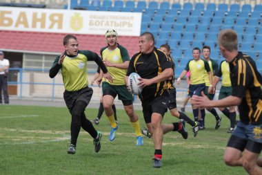 Odessa, Ukrayna - 29 Eylül 2018: Final Oyunları Şampiyonası Ukrayna'nın en güçlü takımları Rugby-7. Rugby topu alan üzerinde. Rugby topu için ağır mücadele sahip. Takım sporcular oyuncular sahada