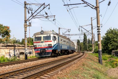 Odessa, Ukrayna - 29 Ağustos 2015: Demiryolu İstasyonu bahçesinde parça. Yerel trenler. Artık kullanılmayan eski demiryolu tren düşük konfor