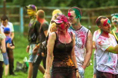 KRASNODAR, RUSSIA - May11,2018: Renkler Festivali, geleneksel Hint Holi festivali. Gençler Holi bayramında renkli pudra atarken eğleniyorlar. Renkli boya festivali. Renk Festivali