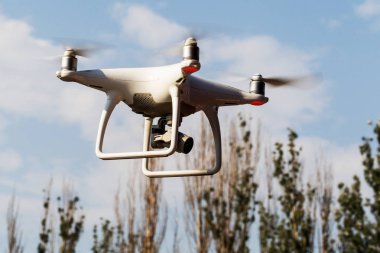 Odessa, Ukrayna - 6 Ağustos 2017: İnsansız bir dört çekirdekli helikopter yüksek çözünürlüklü dijital kamera ile insanların büyük kalabalığın büyük olay kaldırır. Dronun hava operasyonunda arka plan bulanık