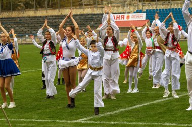 Odessa, Ukrayna - 21 Ekim 2017: Sahne alanı'nda çocuk. Genç çocuk topluluğu Stadyumu yeşil çimenlerin üzerinde Ulusal kostüm dans dans. Stadyumda dans çocuk