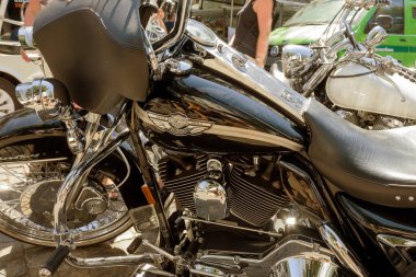 Odessa, Ukrayna 16 Ağustos 2017. Benzersiz motosiklet modellerinin benzersiz, efsanevi eski ve modern pahalı bisikleti otomatik toplayıcıları sergisinde geleneksel sergisinde gösterdi. Bisiklet gösterisi