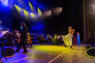 Odessa, Ukrayna - Ağustos 8,2018: bale dansçıları çifti ise şarkı şarkıcı aşkın romantik dansı dans etmek. Kadın ve erkek birlikte beyaz dans sahnede dans ediyorlar. Bale ve modern koreografi