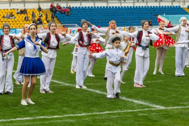 Odessa, Ukrayna - 21 Ekim 2017: Sahne alanı'nda çocuk. Genç çocuk topluluğu Stadyumu yeşil çimenlerin üzerinde Ulusal kostüm dans dans. Stadyumda dans çocuk