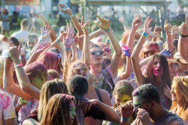 Odessa, Ukrayna - 5 Ağustos 2017: Gençler, bayanlar baylar bayram tatil sırasında renkli toz içine atma iyi eğlenceler. Festivali renkli boya. renkler aşk festival. Renk fest