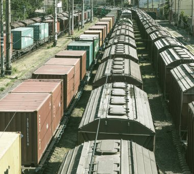 Odessa, Ukrayna - 14 Ağustos 2017: demiryolu vagonlar yük metal ve tahıl bağlantı noktası ile. trenler yük vasıl kargo terminal için sırada bekliyor. Demiryolu taşımacılığı için en ekonomik lojistik çözümler