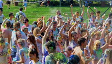 Odessa, Ukrayna - 5 Ağustos 2017: Gençler, bayanlar baylar bayram tatil sırasında renkli toz içine atma iyi eğlenceler. Festivali renkli boya. renkler aşk festival. Renk fest