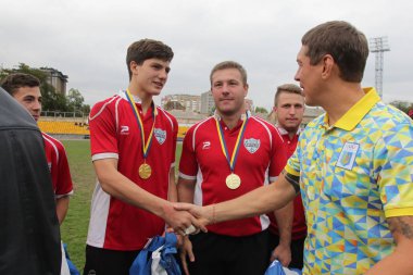 Odessa, Ukrayna - 29 Eylül 2018: Önemli VIP kişi şehir Ödülü sporcuların Ukrayna Şampiyonası Rugby - 7 kazanan. Ödüllendirici sporcular. Takım Ragbi Kupası zaferi kutlamak