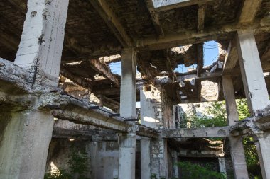 Terk edilmiş bombalama ve yıkılan bina bombardımanı patlama nedeniyle yok. Kabukları, madde işaretleri ve parçalanmak bir savaş kasıp kavuran Bina duvarlarında delikler. Eski yıkık ev
