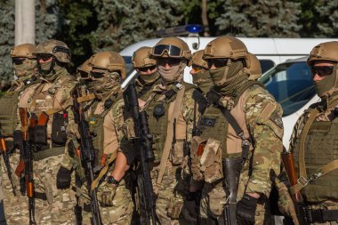 Odessa, Ukrayna - 1 Ağustos 2018: özel kuvvetler Ukraynalı polis özel silahlar ile tam savaş formunda saflarında. Urkainain özel kuvvetler çevik mukabele polis, Anti-terör asker