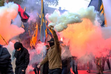 Odessa, Ukrayna - 14 Ekim 2015: Fener alayı radikal aşırı sol partilerin, ayaklanmalar tarafından eşlik ediyor. Protestocular, göstericiler bir Nazi bayrağı taşıdı, havai fişek ve sis bombası yazmak