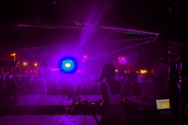 Odessa, Ukrayna - 5 Ağustos 2017: gösteri ışıklar. Lazer gösterisi. Gece kulübünde dj partileri müzik, ses parlak ışık ile dans kullanın. Club gece ışık dj parti kulübü. Duman ve ışıklar ile araba