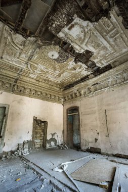 Terk edilmiş bir harabe binada bir antik 18. yy binası mistik iç, kalıntıları. Eski duvarlar, çöp ve çamur ile koridor mahvetti. Kalıp, alçı dekorasyon, kısma yok